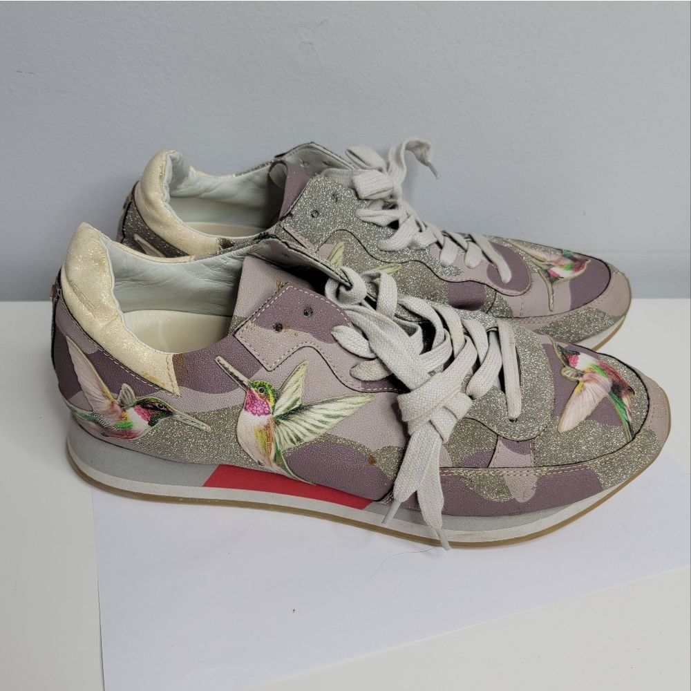 Elegant Hummingbird Embroidered Women's Sneakers